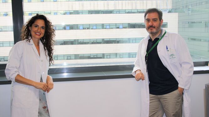 El doctor Ricardo Ruiz-Villaverde y la pediatra Gracia M. García en una imagen.