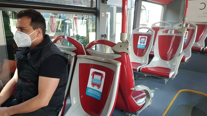 Asientos con pegatinas, menos usuarios y vuelta al pago con dinero en los autobuses de Granada