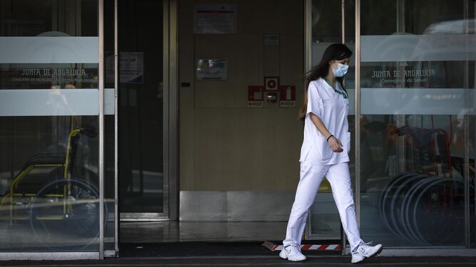 Una enfermera sale por la puerta de uno de los hospitales de Granada
