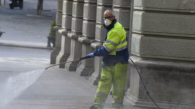Granada levanta la suspensión del contrato de limpieza para desinfectar los colegios