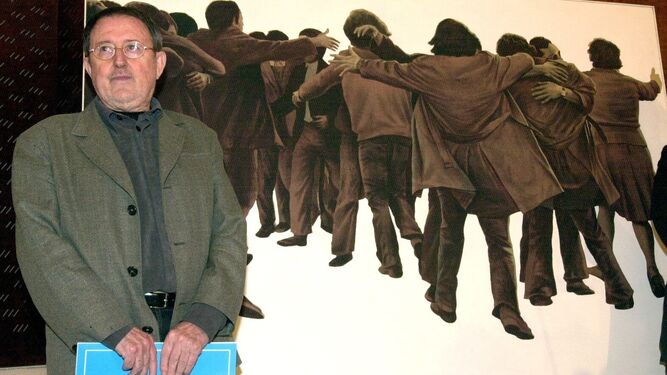 Juan Genovés en el Museo Nacional Reina Sofía ante su obra 'El abrazo'.