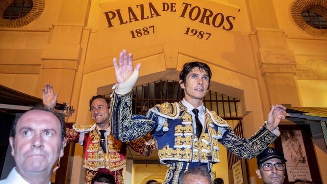 Sebastian Castella (d) junto a 'Rafaelillo' (i), salen a hombros por la puerta grande de la plaza de toros de La Condomina.