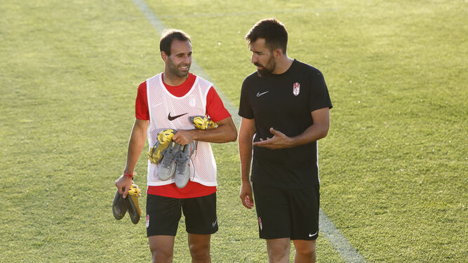 Álvaro García, que también participa en las sesiones de entrenamiento diario, charla con el capitán Víctor Díaz en la Ciudad Deportiva.