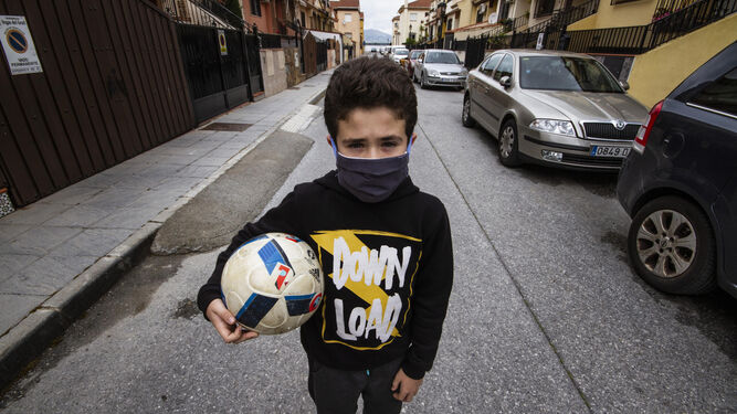 Un niño posa con su balón durante la salida de críos en Granada durante el estado de alarma.
