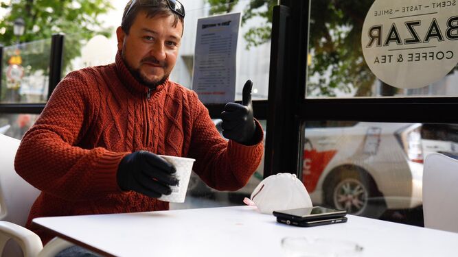 Granada entra en la fase 1: bares y cafeterías con mesas vacías  y resurrección en las tiendas de ropa