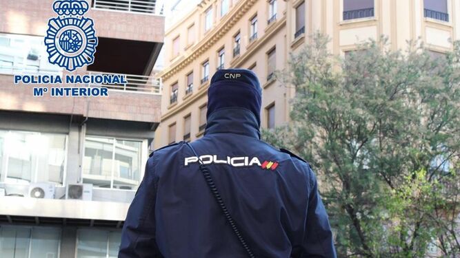 Imagen de un agente de la Policía Nacional de Granada.