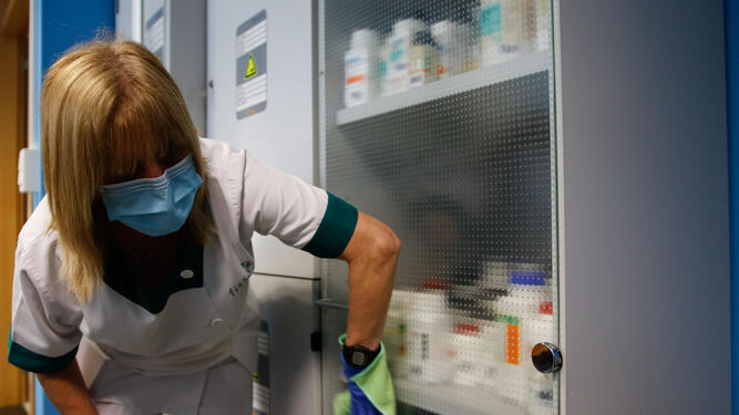 Una limpiadora desinfecta uno de los laboratorios de la Facultad de Ciencias.
