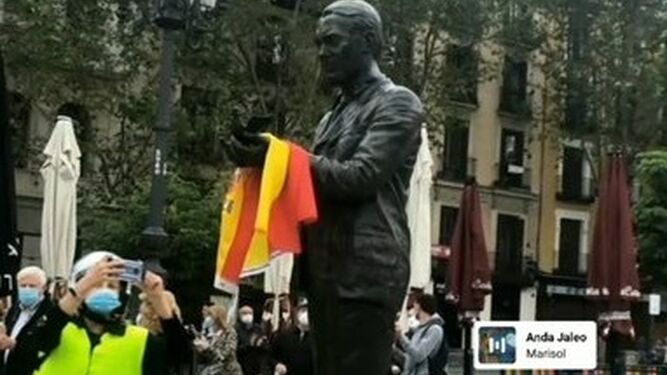 La polémica imagen de Lorca con una bandera de España