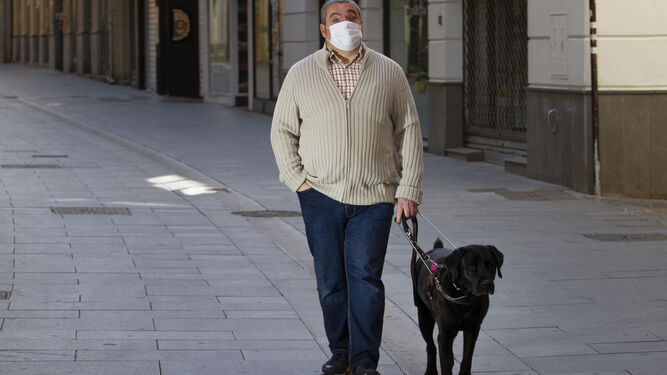 Antonio Callejas, propietario de un perro guía en Granada, durante el estado de alarma.