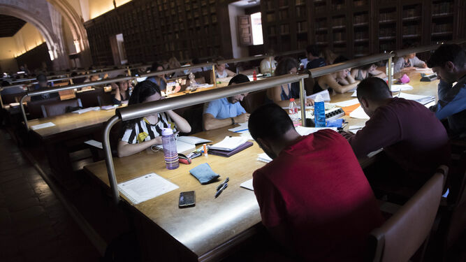 Estudiantes en la biblioteca del Hospital Real, en una imagen de archivo.