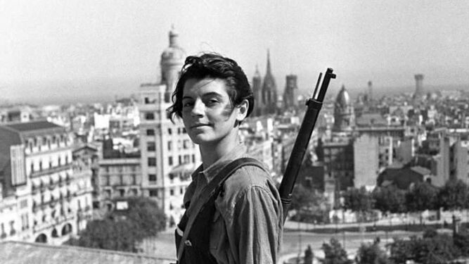 La miliciana Marina Ginestà posa con 17 años en la terraza del hotel Colón de Barcelona, el 21 de julio de 1936.