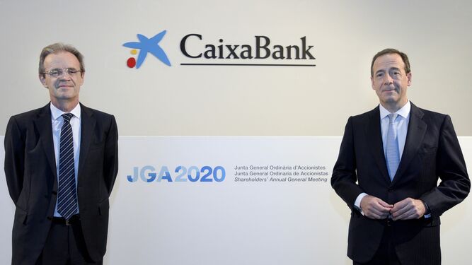 Jordi Gual y Gonzalo Gortázar en la Junta de Accionistas 2020, respetando la distancia social de prevención contra el coronavirus.