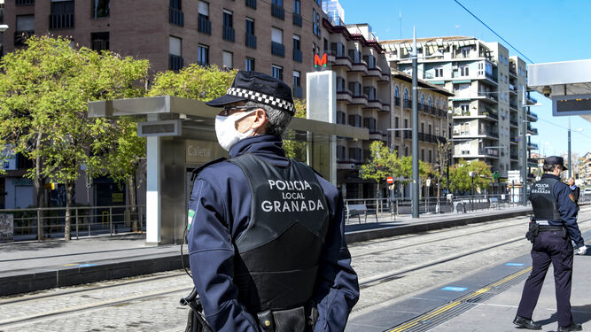 Agentes de la Policía Local de Granada, en una imagen de archivo.