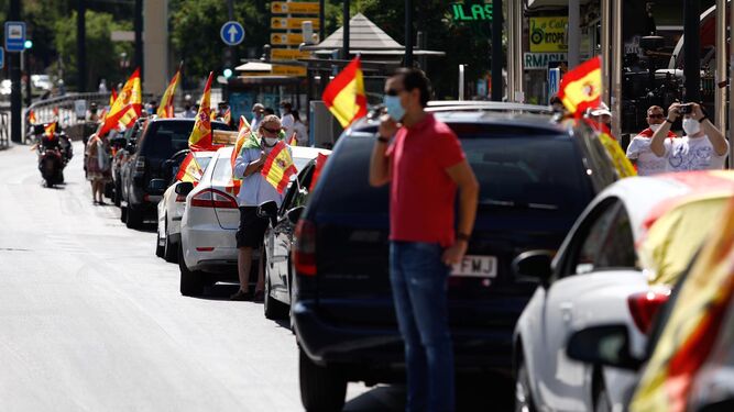 Fotos: la manifestación de Vox ya recorre el Centro de Granada en coche