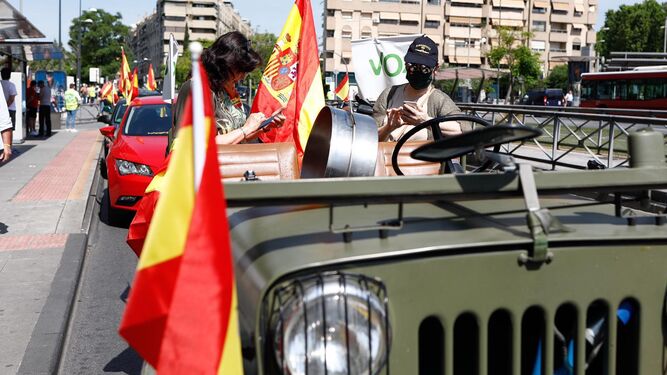 Fotos: la manifestación de Vox ya recorre el Centro de Granada en coche