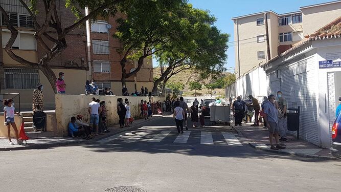 Usuarios esperando el reparto de comida de Er Banco Güeno en La Palmilla.