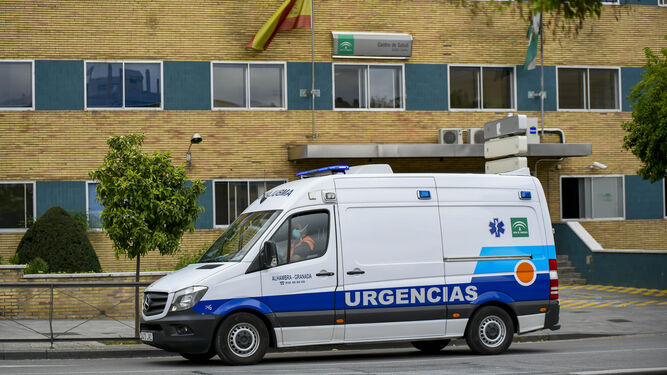 Ambulancia junto al Ambulatorio del Zaidín