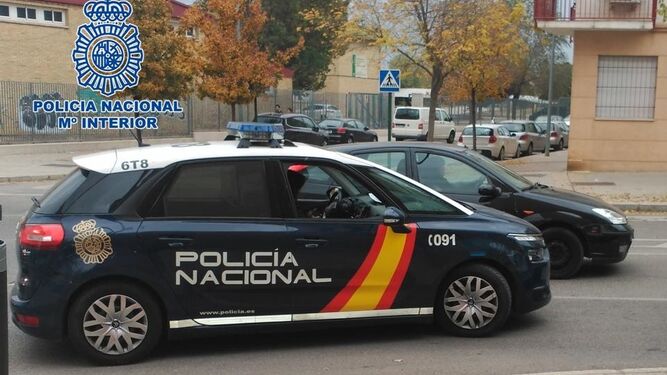 Dos vehículos de la Policía Nacional de Granada.