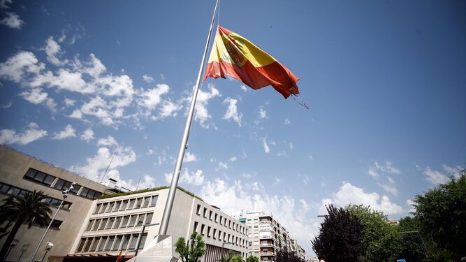 Luto nacional: las banderas, a media asta en Granada