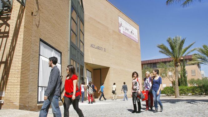 Varios alumnos transitan por el campus de la Univesidad de Almería.