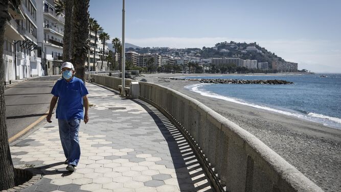 Las playas de Almuñécar se preparan: cartelería, códigos QR y socorristas