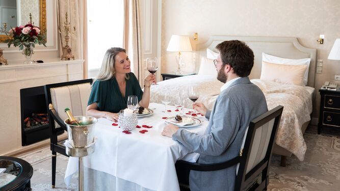 Una pareja almuerza en su propia habitación en el Sacher.