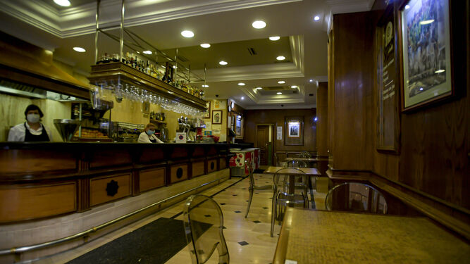 Las terrazas le ganan la partida a las mesas del interior en los bares de Granada