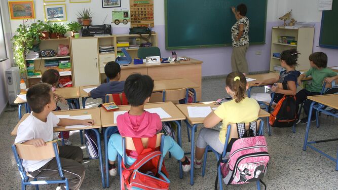 Una maestra imparte clases a alumnos de Primaria.
