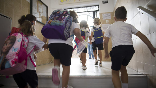 Escolares de un colegio de la capital acceden al centro en el primer día de clases.