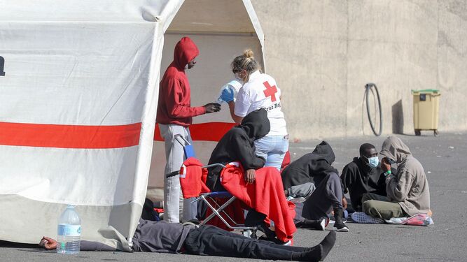 Inmigrantes atendidos por Cruz Roja en el muelle de Arguineguín (Gran Canaria) este pasado 26 de mayo.