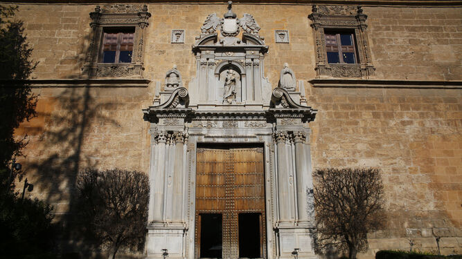 Acceso al Hospital Real, sede del Rectorado de la Universidad de Granada.