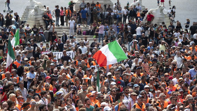 Los 'chalecos naranjas' de Italia se manifiestan en Roma