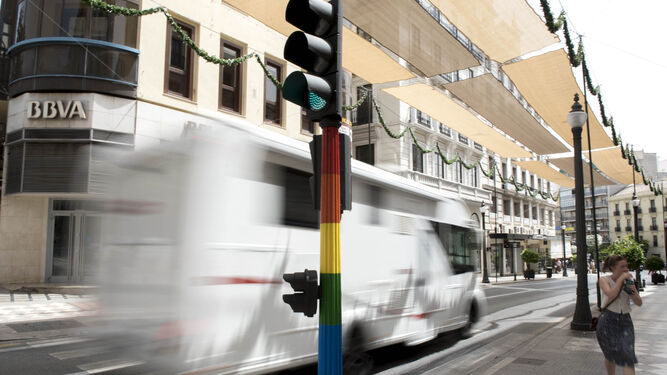 El Ayuntamiento recupera la pintura de los semáforos por el día LGTBI