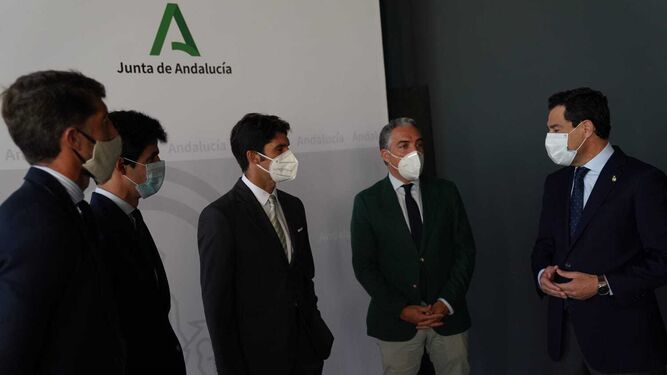 Representantes de la Junta de Andalucía y de la Fundación del Toro de Lidia.