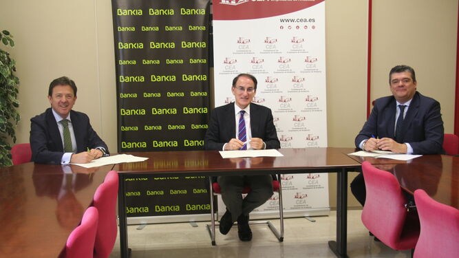 Imagen de la firma del convenio entre Bankia y CEA.
