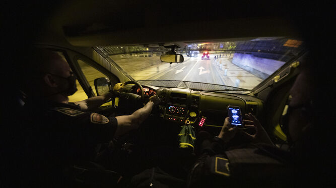 Fotos de la patrulla nocturna de la Polic&iacute;a Local de Granada en fase de desescalada
