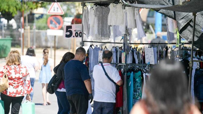 Desescalada en Granada: Las fotos de la vuelta del mercadillo de La Chana