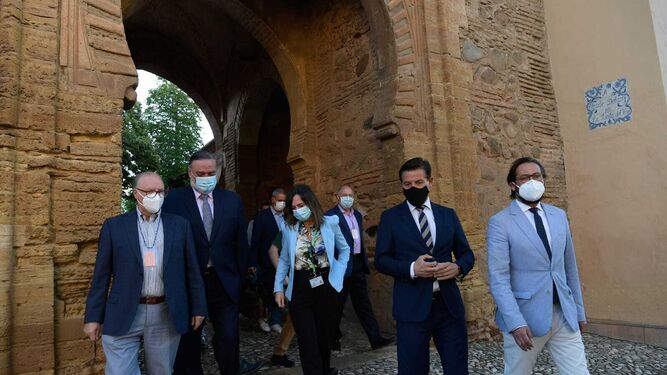 Fotos: los turistas regresan a la Alhambra y estrenan los nuevos controles y se&ntilde;alizaciones