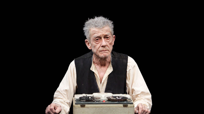 John Hurt, en el histórico montaje de ‘La última cinta de Krapp’ de Samuel Beckett producido por el Gate Theatre de Dublín.