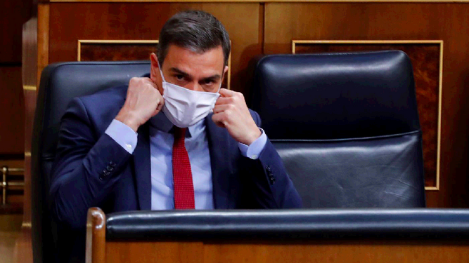 El presidente del Gobierno, Pedro Sánchez, se coloca la mascarilla tras intervenir en el Congreso de los Diputados.