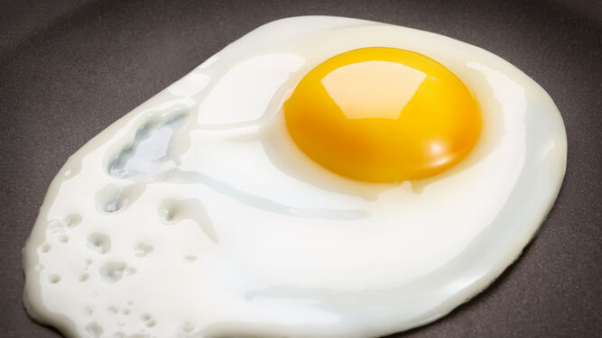 Podemos preparar huevos fritos saludables eliminando el aceite.