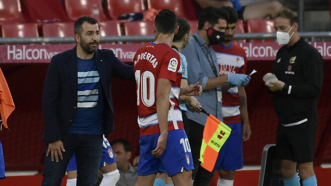 Diego Martínez da instrucciones a sus jugadores en el choque ante el Villarreal.
