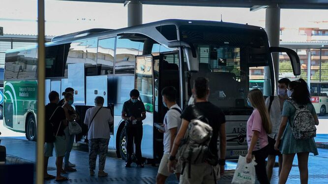 Llegan a las estaciones de autobuses y de trenes de Granada los primeros visitantes de fuera de Andalucía