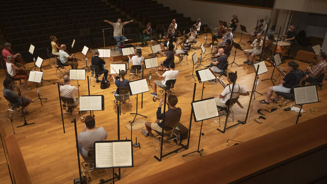 La orquesta granadina durante uno de sus primeros ensayos tras la pandemia.