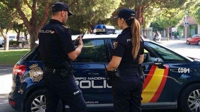 Imagen de dos agentes de la Policía Nacional de Granada.