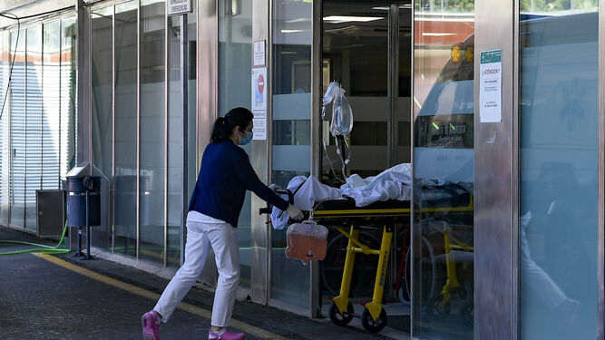 Una enfermera ingresa a un paciente en un hospital de Granada