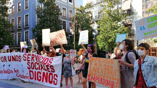 El Área de Derechos Sociales se concentra en Granada para exigir recursos frente a la pobreza ocasionada por la Covid-19
