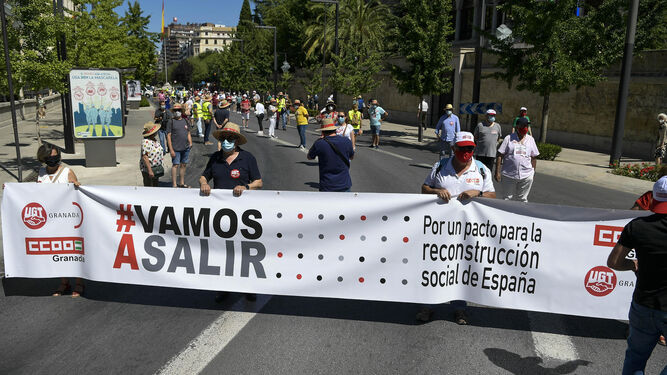 Fotos: Un centenar de personas se manifiestan en Granada por los servicios p&uacute;blicos