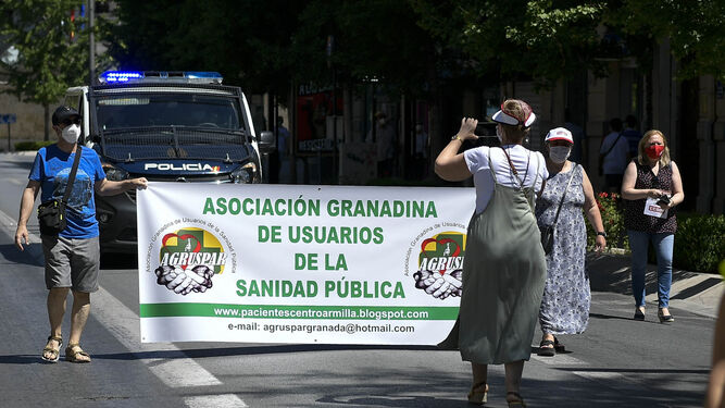 Fotos: Un centenar de personas se manifiestan en Granada por los servicios p&uacute;blicos