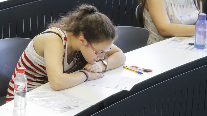 Una estudiante, durante una de las pruebas de Selectividad.